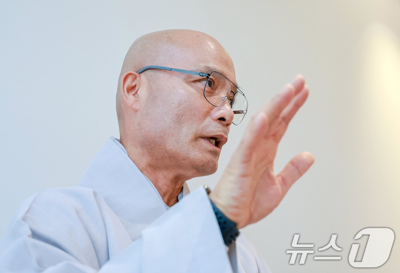 본문 이미지 - 조계종 총무원장 후보 경우스님이 19일 서울 종로구 티하우스일지에서 뉴스1과 인터뷰를 하고 있다. 2026.8.19 ⓒ 뉴스1 이호윤 기자