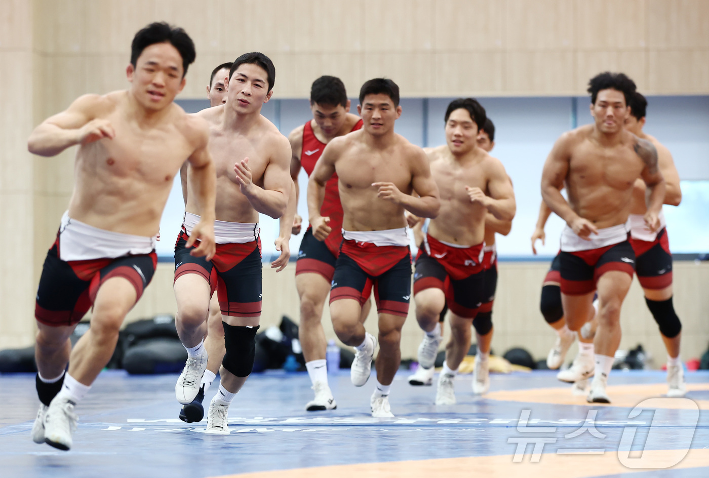 (진천=뉴스1) 김민지 기자 = 19일 오후 진천 국가대표선수촌에서 열린 대한민국 레슬링 국가대표 미디어데이 공개 훈련에서 김성권, 윤준식 등 선수들이 구슬땀을 흘리고 있다. 20 …