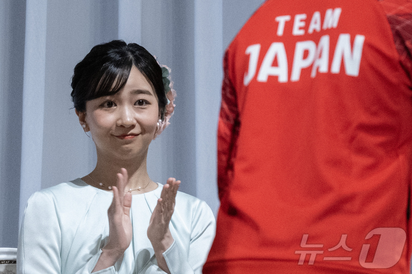 (도쿄 AFP=뉴스1) 한민아 수습기자 = 일본의 가코 공주가 19일(현지시간) 일본 도쿄의 그랜드 프린스 호텔 신타카나와에서 열린 2026 아시안게임 일본 선수단 출정식에서 박수 …