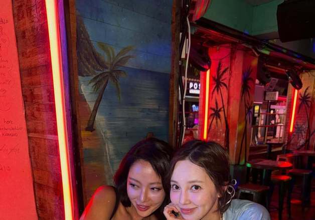 황정음, 구릿빛 비주얼로 아유미와 만남…슈가 여전한 우정 [N샷]