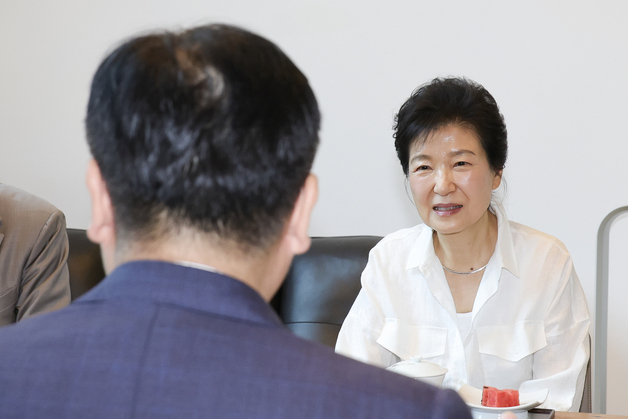 홍준표 "박근혜, 이미지 정치로 몰락…이제 평화로운 노후 보냈으면"