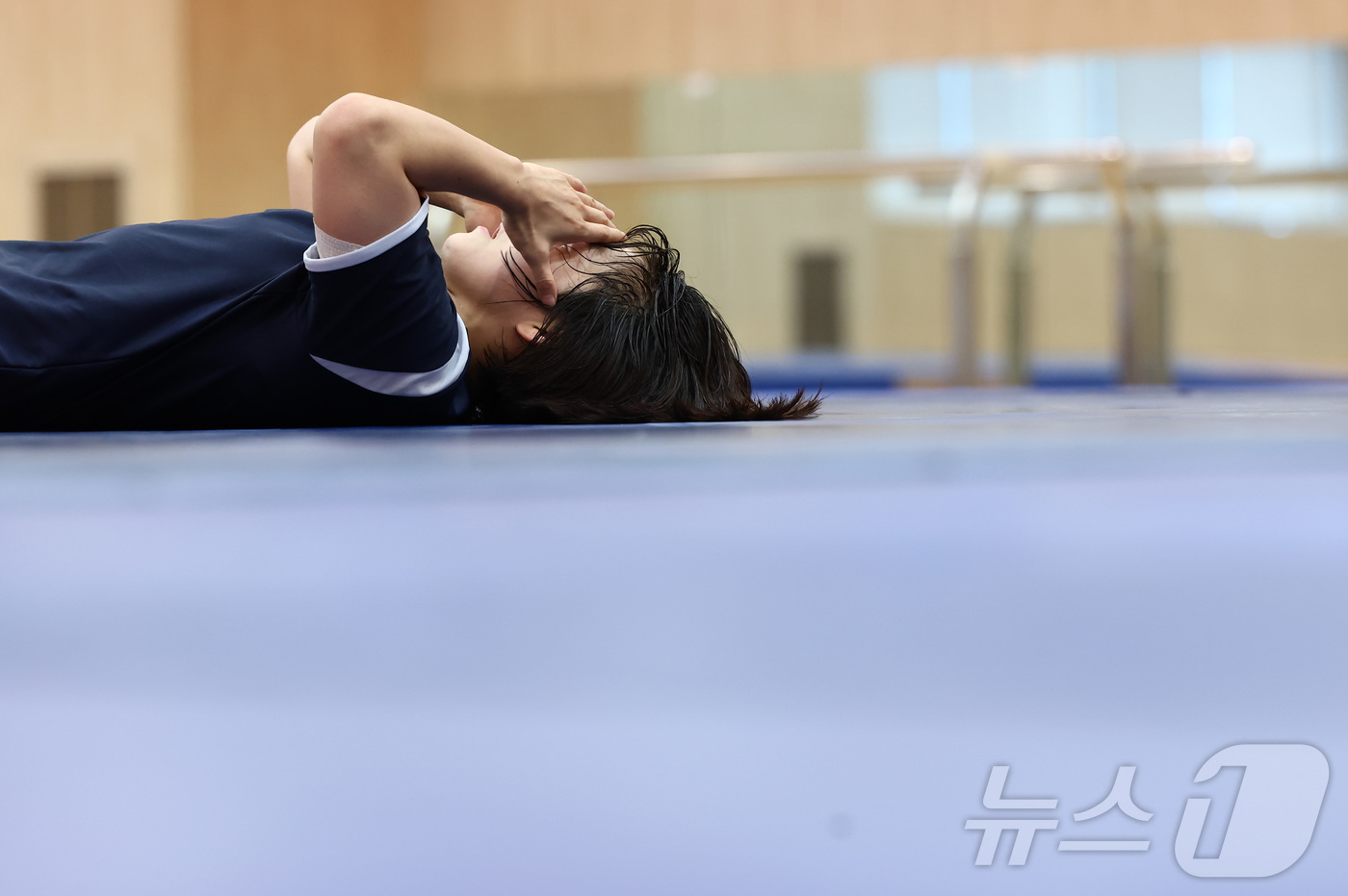 (진천=뉴스1) 김민지 기자 = 레슬링 국가대표 천미란이 19일 오후 진천 국가대표선수촌에서 열린 대한민국 레슬링 국가대표 미디어데이 공개 훈련에서 구슬땀을 흘리며 숨을 고르고 있 …