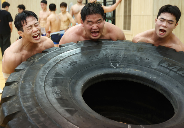 초대형 타이어를 넘겨라