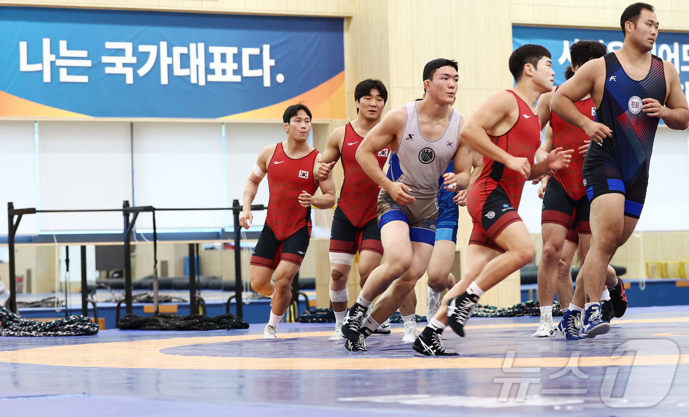 (진천=뉴스1) 김민지 기자 = 레슬링 국가대표 정한재 등 선수들이 19일 오후 진천 국가대표선수촌에서 열린 대한민국 레슬링 국가대표 미디어데이 공개 훈련에서 구슬땀을 흘리고 있다 …