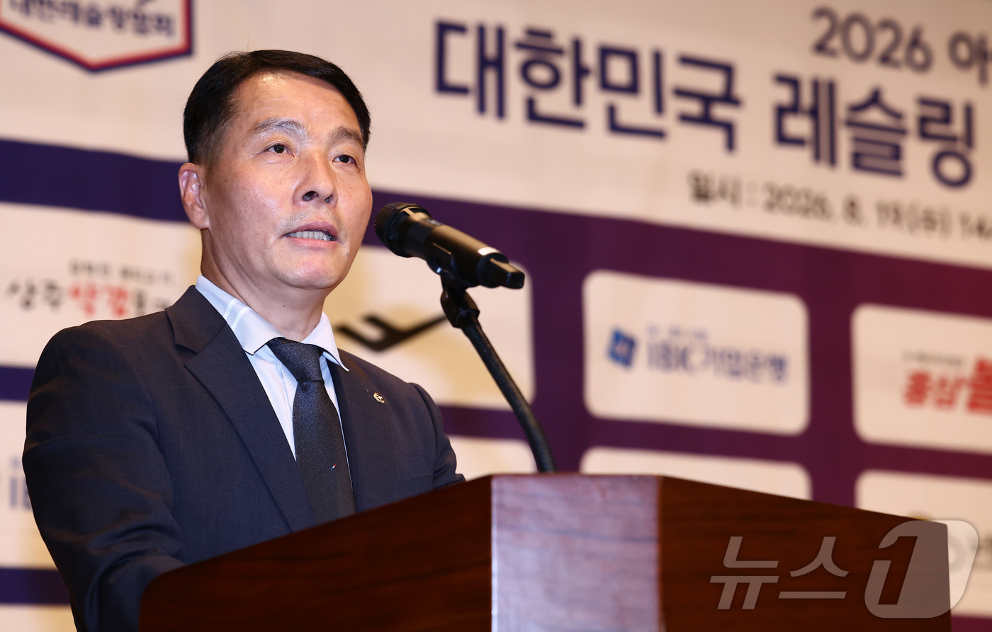 (진천=뉴스1) 김민지 기자 = 김익헌 대한레슬링협회장이 19일 오후 진천 국가대표선수촌에서 열린 대한민국 레슬링 국가대표 출정식 및 미디어데이에서 인사말을 하고 있다. 2026. …