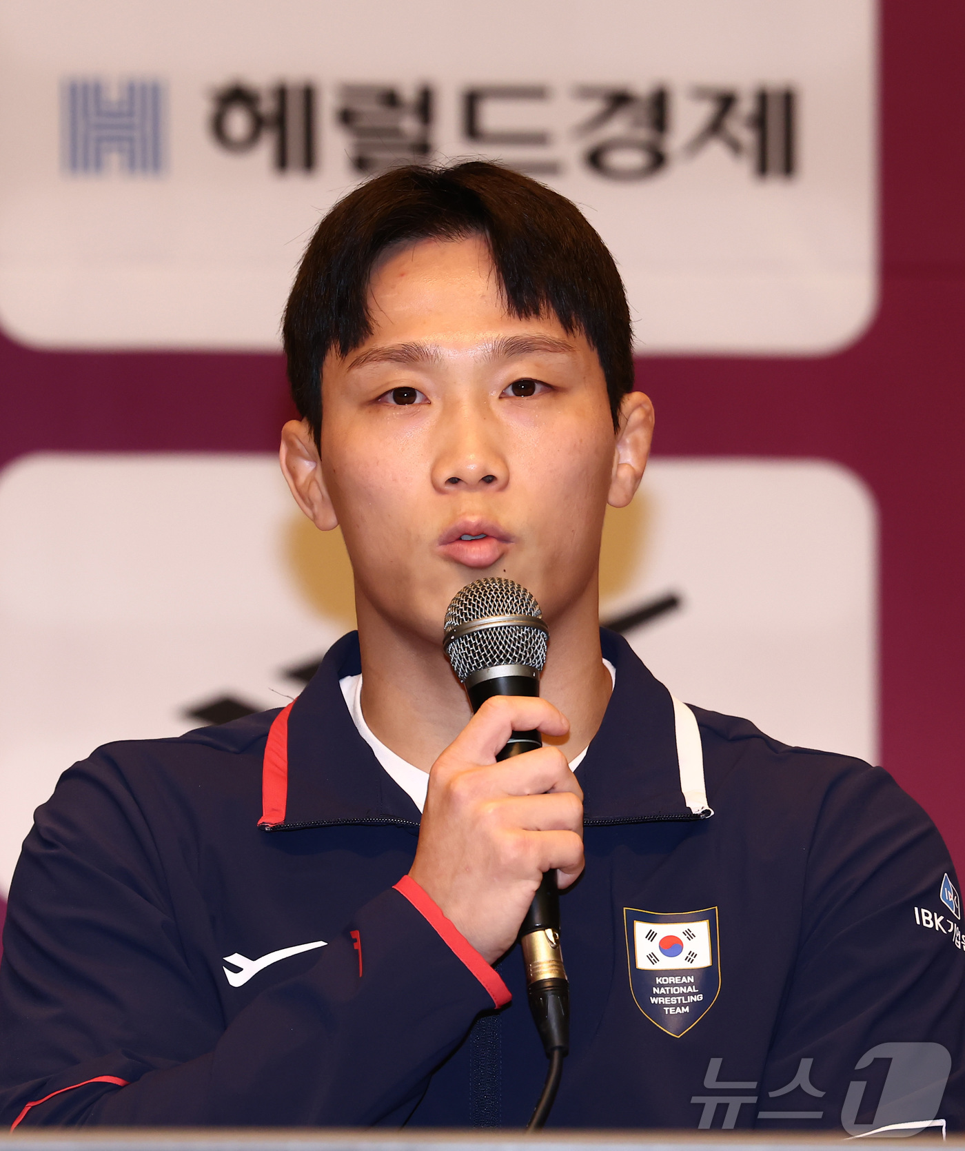 (진천=뉴스1) 김민지 기자 = 레슬링 국가대표 정한재가 19일 오후 진천 국가대표선수촌에서 열린 대한민국 레슬링 국가대표 출정식 및 미디어데이에서 아시안게임에 임하는 각오를 밝히 …