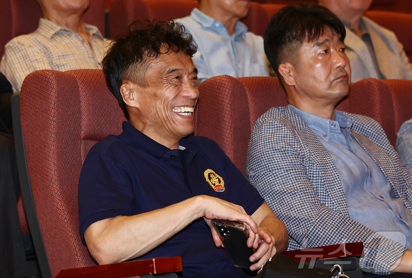 (진천=뉴스1) 김민지 기자 = 올림픽 금메달리스트 심권호가 19일 오후 진천 국가대표선수촌에서 열린 대한민국 레슬링 국가대표 출정식 및 미디어데이에 참석해 자리하고 있다. 202 …