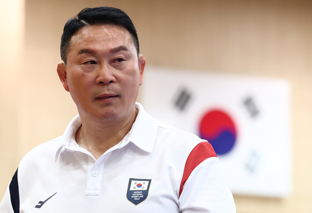 선수들 훈련 지켜보는 안한봉 레슬링 감독