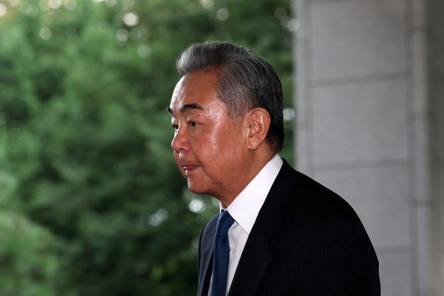 한중 외교장관 회담 위해 외교부 청사 도착한 왕이 중국 외교부장