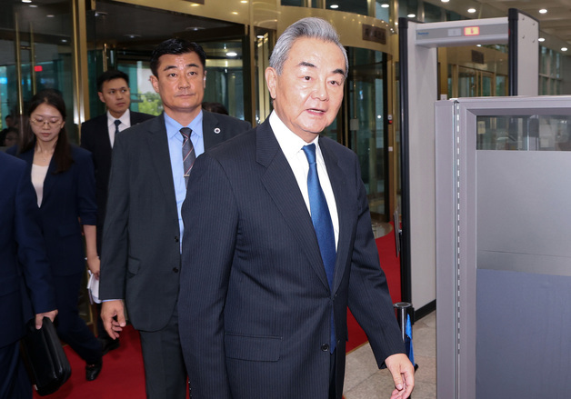 외교부 청사 들어서는 왕이 중국 외교부장