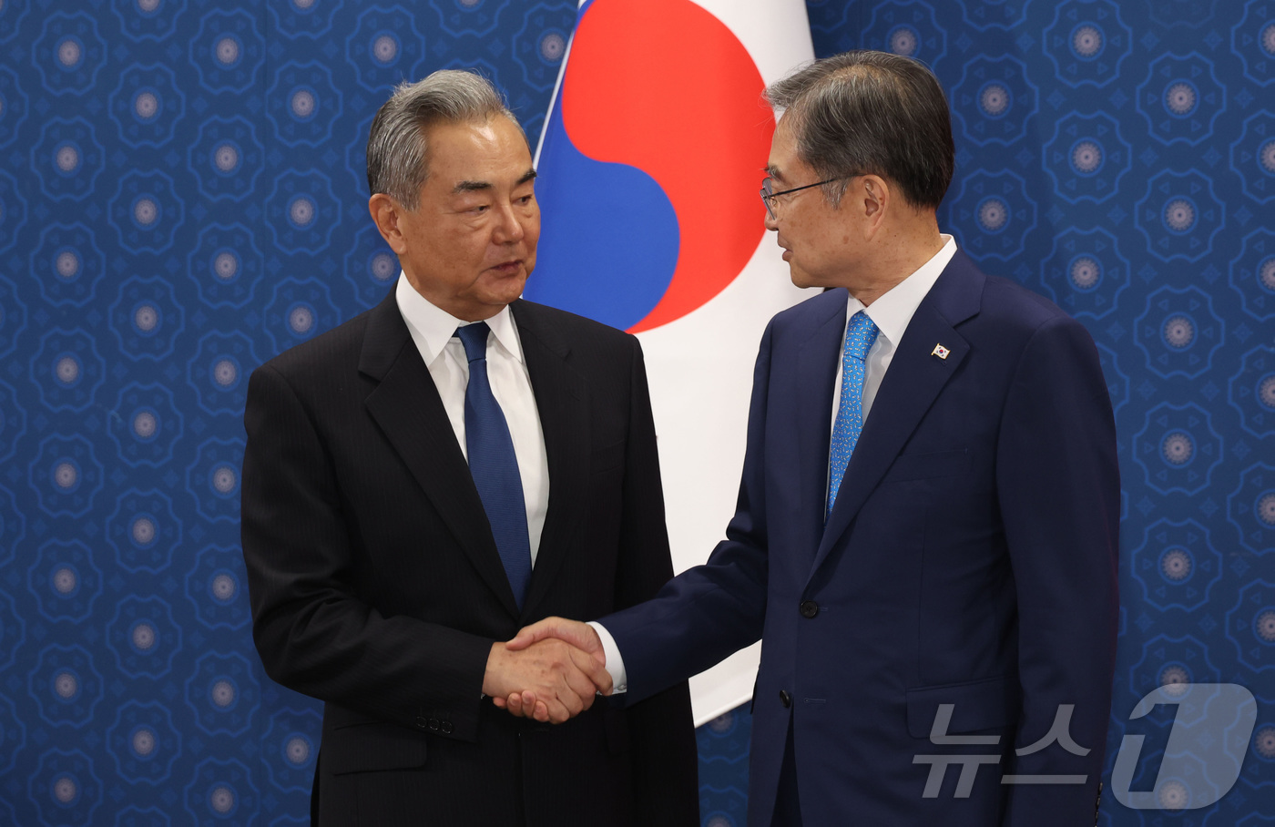 (서울=뉴스1) 김성진 기자 = 조현 외교부 장관이 19일 서울 종로구 외교부 청사에서 왕이 중국 공산당 중앙정치국 위원 겸 외교부장과 한중 외교장관회담을 하기에 앞서 기념촬영을 …
