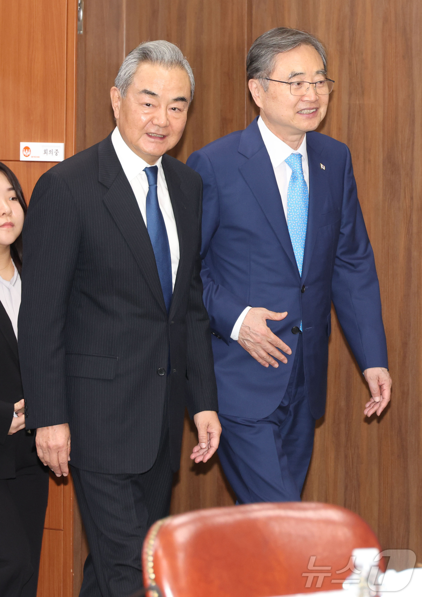 (서울=뉴스1) 김성진 기자 = 조현 외교부 장관과 왕이 중국 공산당 중앙정치국 위원 겸 외교부장과이 19일 서울 종로구 외교부 청사에서 열린 한중 외교장관회담에 참석하고 있다. …