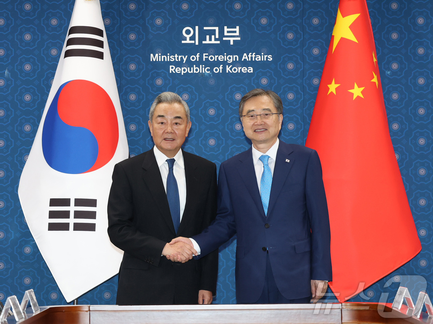 (서울=뉴스1) 김성진 기자 = 조현 외교부 장관(오른쪽)이 19일 서울 종로구 외교부 청사에서 왕이 중국 공산당 중앙정치국 위원 겸 외교부장과 한중 외교장관회담을 하기에 앞서 기 …