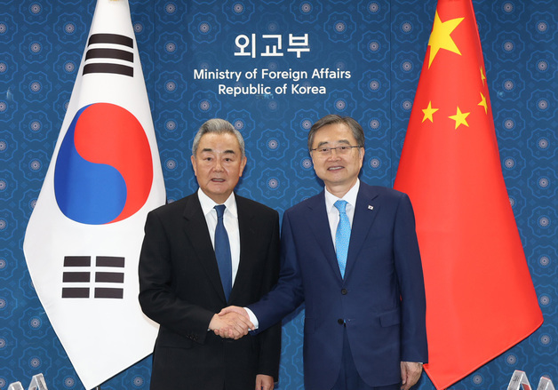 中 왕이 "한반도 평화·발전·안정 위해 '건설적 역할' 하겠다"