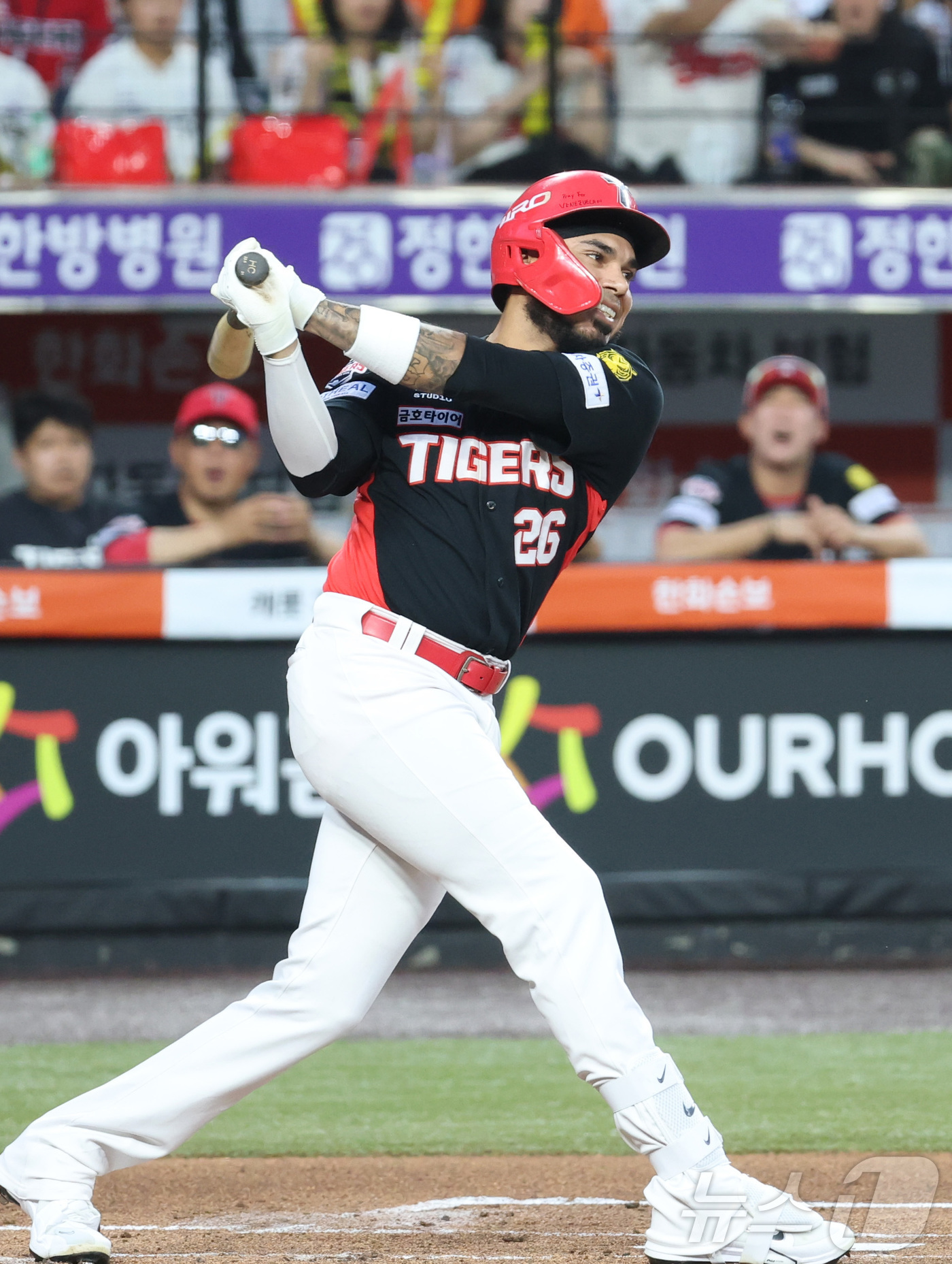 (대전=뉴스1) 김기남 기자 = 19일 대전 한화생명볼파크에서 열린 2026 신한 SOL KBO리그 기아 타이거즈와 한화 이글스의 경기에서 기아 카스트로가 타격하고 있다. 2026 …