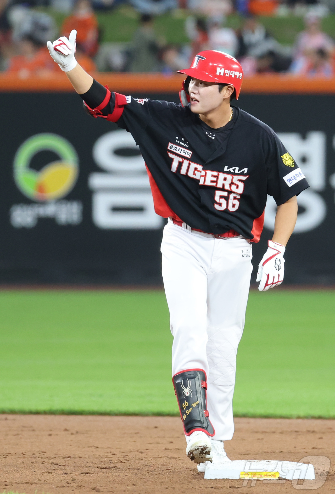 (대전=뉴스1) 김기남 기자 = 19일 대전 한화생명볼파크에서 열린 2026 신한 SOL KBO리그 기아 타이거즈와 한화 이글스의 경기에서 기아 오선우가 2회초 2루타를 치고 있다 …