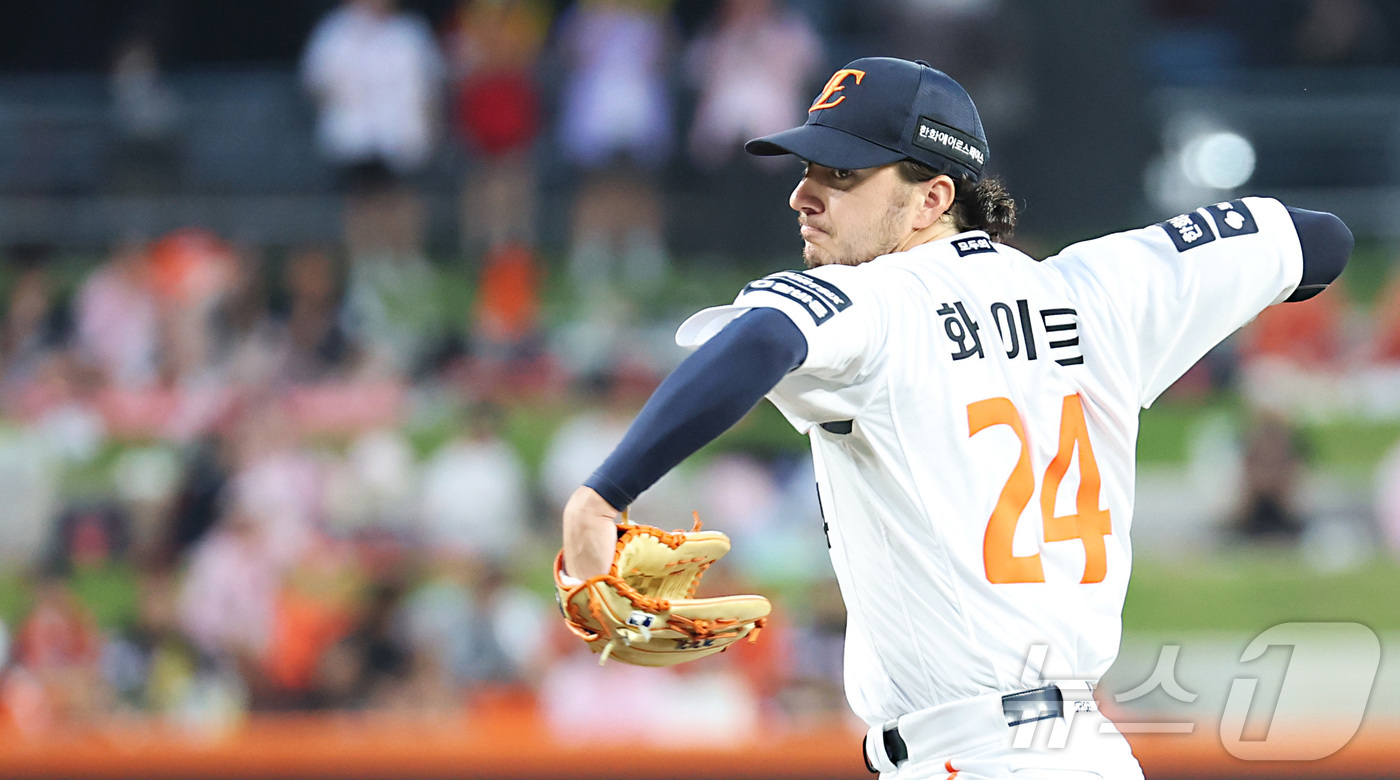 (대전=뉴스1) 김기남 기자 = 19일 대전 한화생명볼파크에서 열린 2026 신한 SOL KBO리그 기아 타이거즈와 한화 이글스의 경기에서 한화 선발 화이트가 투구하고 있다. 20 …