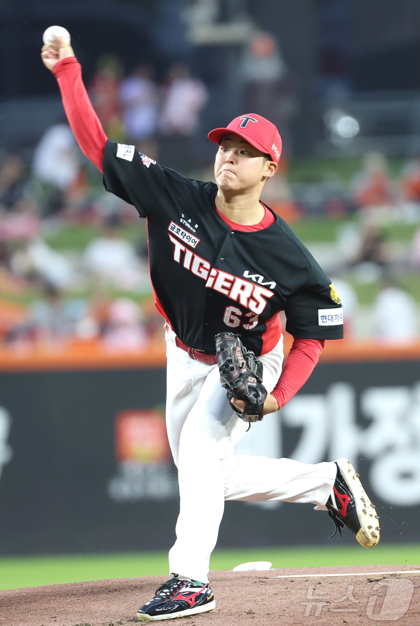 (대전=뉴스1) 김기남 기자 = 19일 대전 한화생명볼파크에서 열린 2026 신한 SOL KBO리그 기아 타이거즈와 한화 이글스의 경기에서 기아 선발 시라카와가 투구하고 있다. 2 …