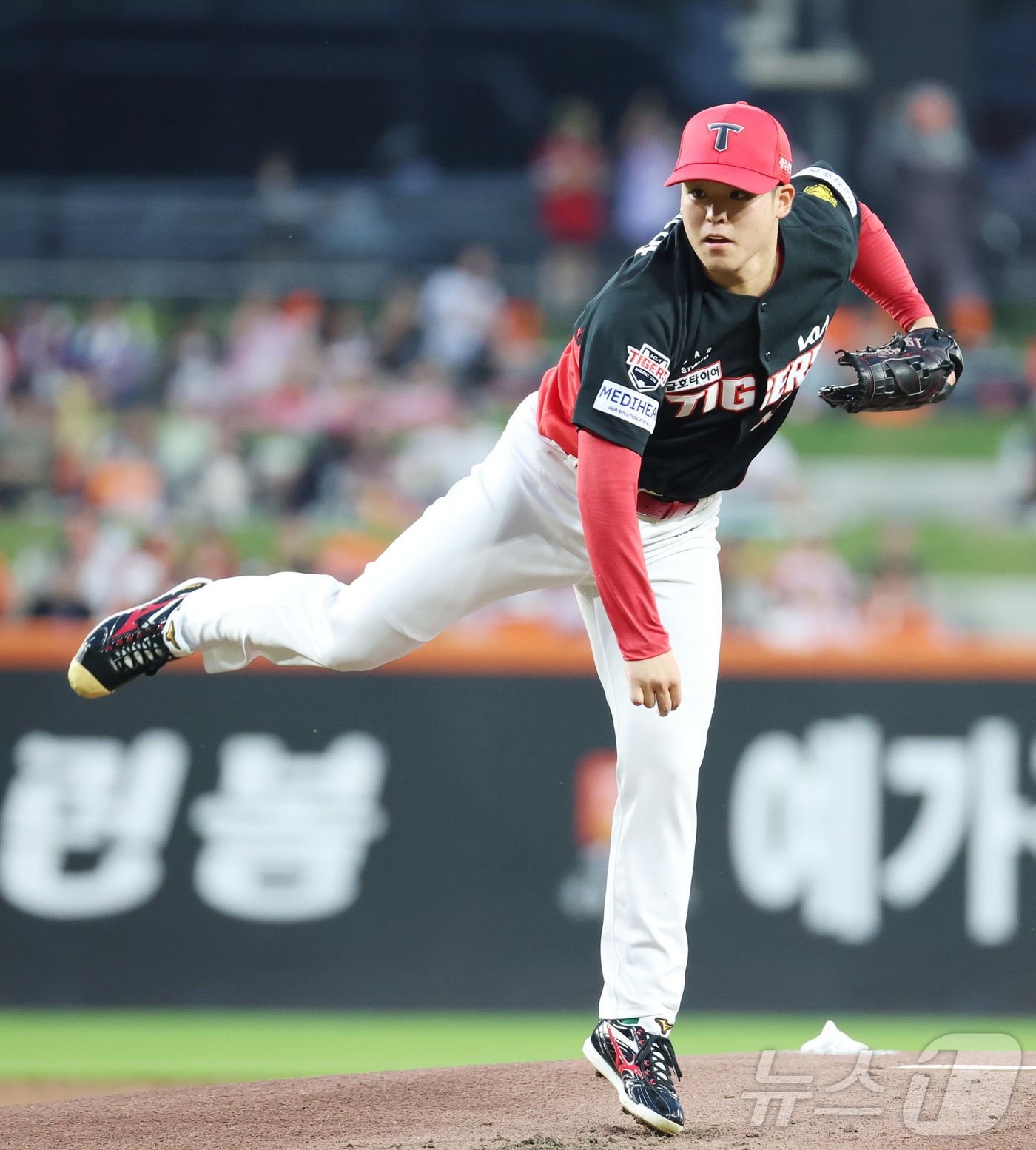 (대전=뉴스1) 김기남 기자 = 19일 대전 한화생명볼파크에서 열린 2026 신한 SOL KBO리그 기아 타이거즈와 한화 이글스의 경기에서 기아 선발 시라카와가 투구하고 있다. 2 …