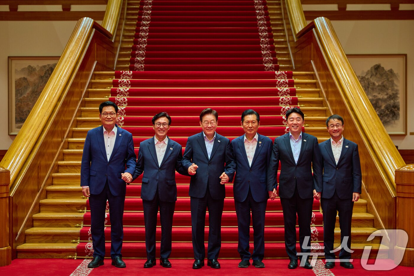 본문 이미지 - 이재명 대통령이 19일 청와대에서 열린 더불어민주당 당대표·후보자 만찬 간담회에서 김민석 신임 대표와 정청래·송영길 후보와 기념촬영을 하고 있다. 왼쪽부터 송영길 후보, 김민석 대표, 이재명 대통령, 정청래 후보, 강훈식 비서실장, 한병도 원내대표. (청와대 제공. 재판매 및 DB 금지) 2026.8.19 ⓒ 뉴스1 허경 기자