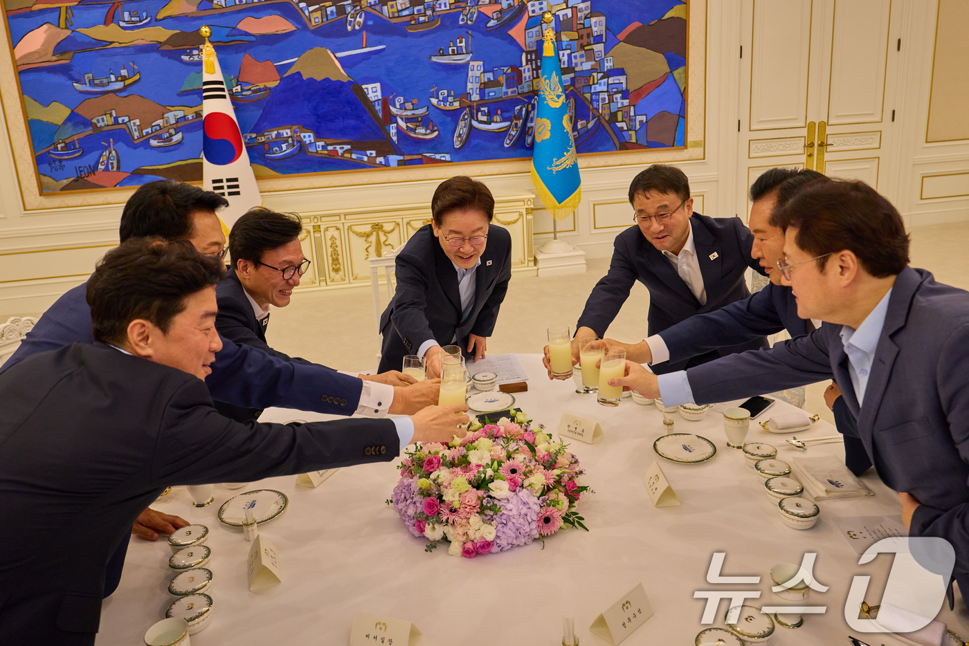 (서울=뉴스1) 허경 기자 = 이재명 대통령이 19일 청와대에서 열린 더불어민주당 당대표·후보자 만찬 간담회에서 김민석 신임 대표와 정청래·송영길 후보와 건배하고 있다. 왼쪽부터 …