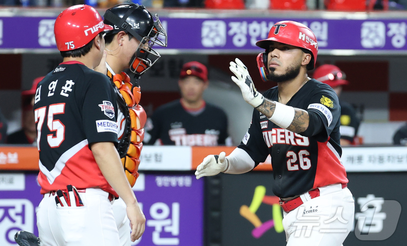 (대전=뉴스1) 김기남 기자 = 19일 대전 한화생명볼파크에서 열린 2026 신한 SOL KBO리그 기아 타이거즈와 한화 이글스의 경기에서 기아 카스트로가 3회초 솔로 홈런을 치고 …