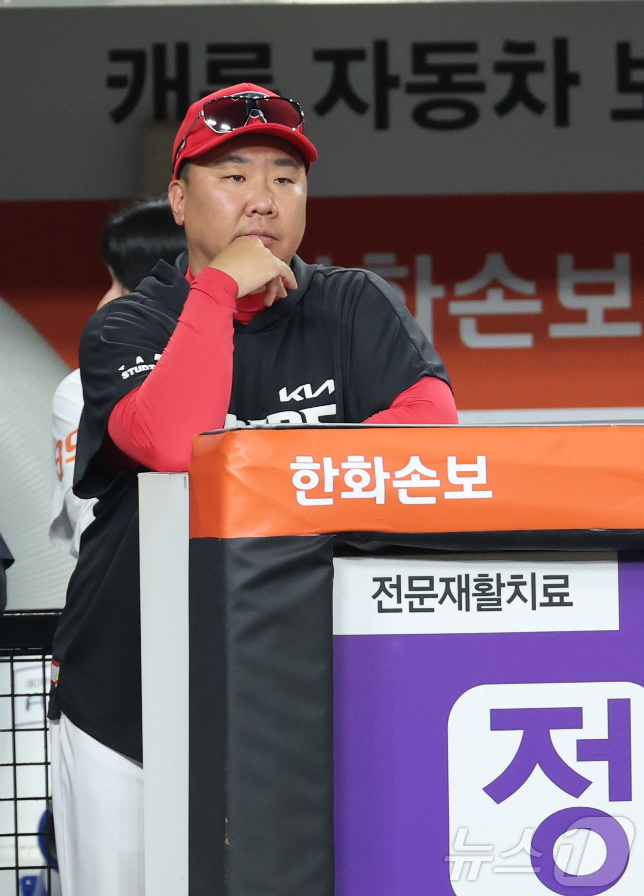 (대전=뉴스1) 김기남 기자 = 19일 대전 한화생명볼파크에서 열린 2026 신한 SOL KBO리그 기아 타이거즈와 한화 이글스의 경기에서 기아 이범호 감독이 경기를 지켜보고 있다 …