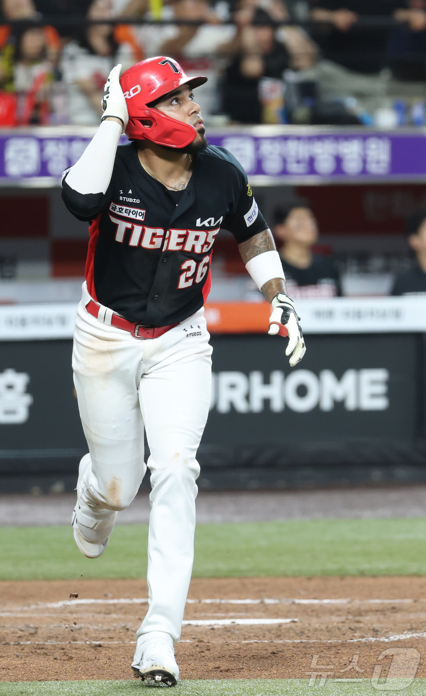 (대전=뉴스1) 김기남 기자 = 19일 대전 한화생명볼파크에서 열린 2026 신한 SOL KBO리그 기아 타이거즈와 한화 이글스의 경기에서 기아 카스트로가 3회초 솔로 홈런을 치고 …