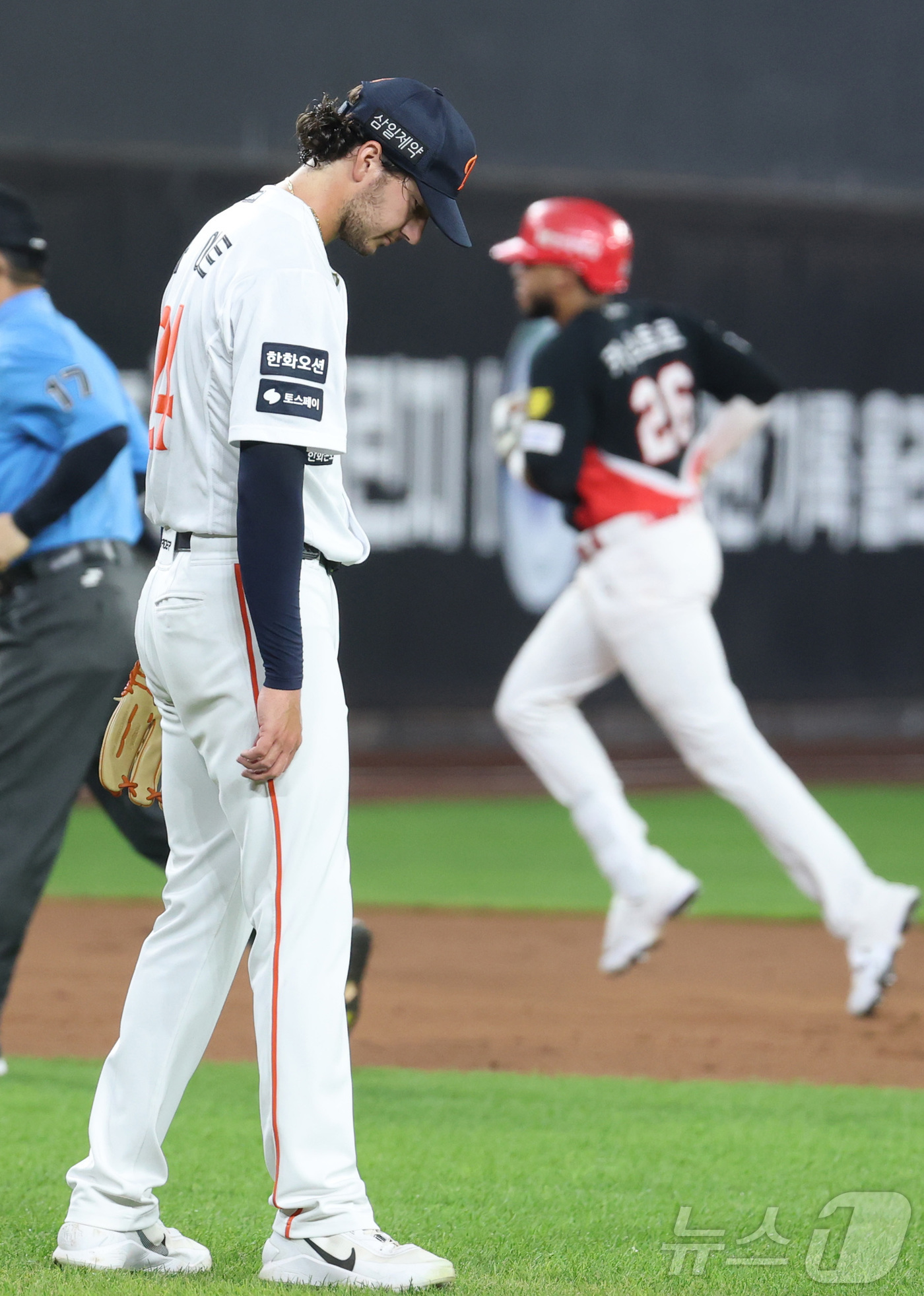 (대전=뉴스1) 김기남 기자 = 19일 대전 한화생명볼파크에서 열린 2026 신한 SOL KBO리그 기아 타이거즈와 한화 이글스의 경기에서 한화 화이트가 기아 카스트로에게 3회초 …