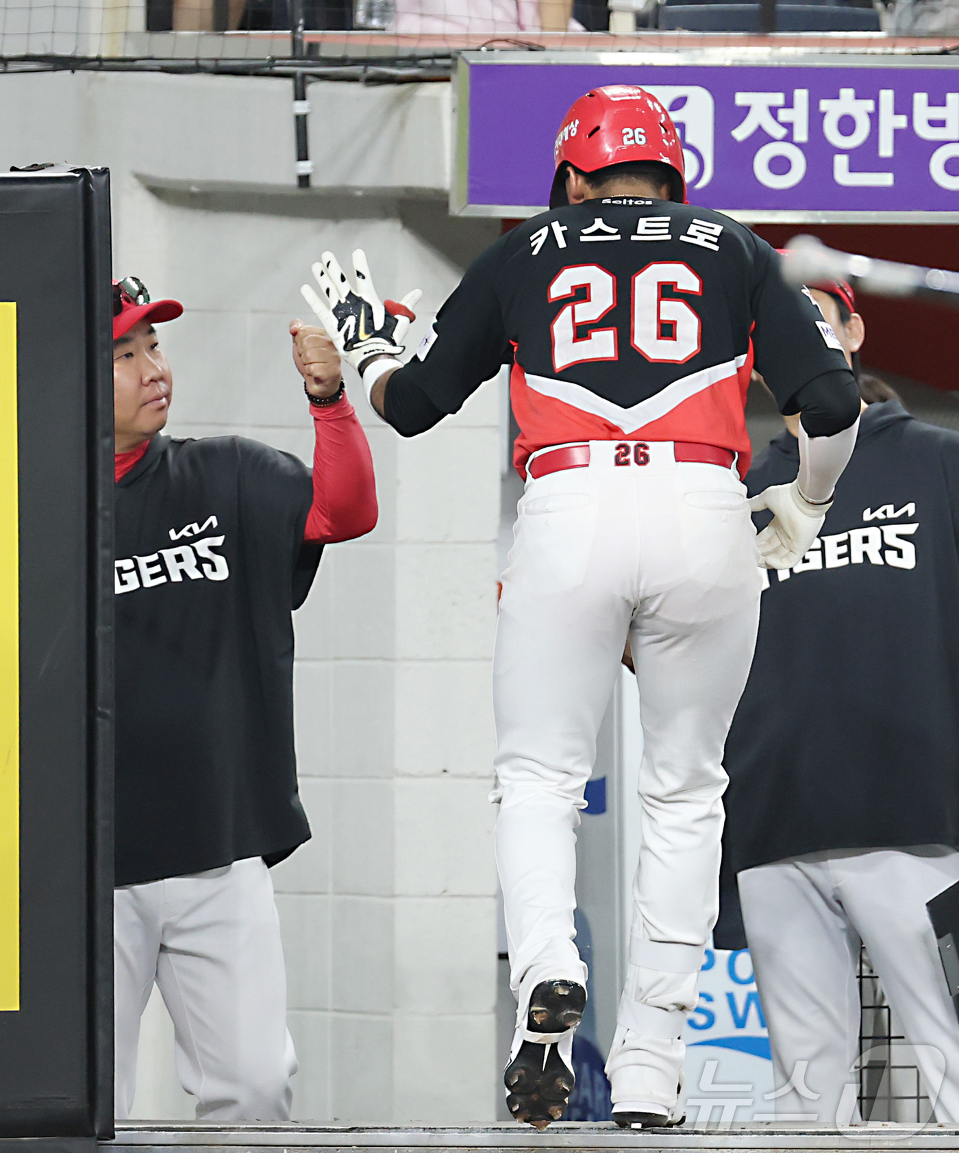 (대전=뉴스1) 김기남 기자 = 19일 대전 한화생명볼파크에서 열린 2026 신한 SOL KBO리그 기아 타이거즈와 한화 이글스의 경기에서 기아 카스트로가 3회초 솔로 홈런을 치고 …
