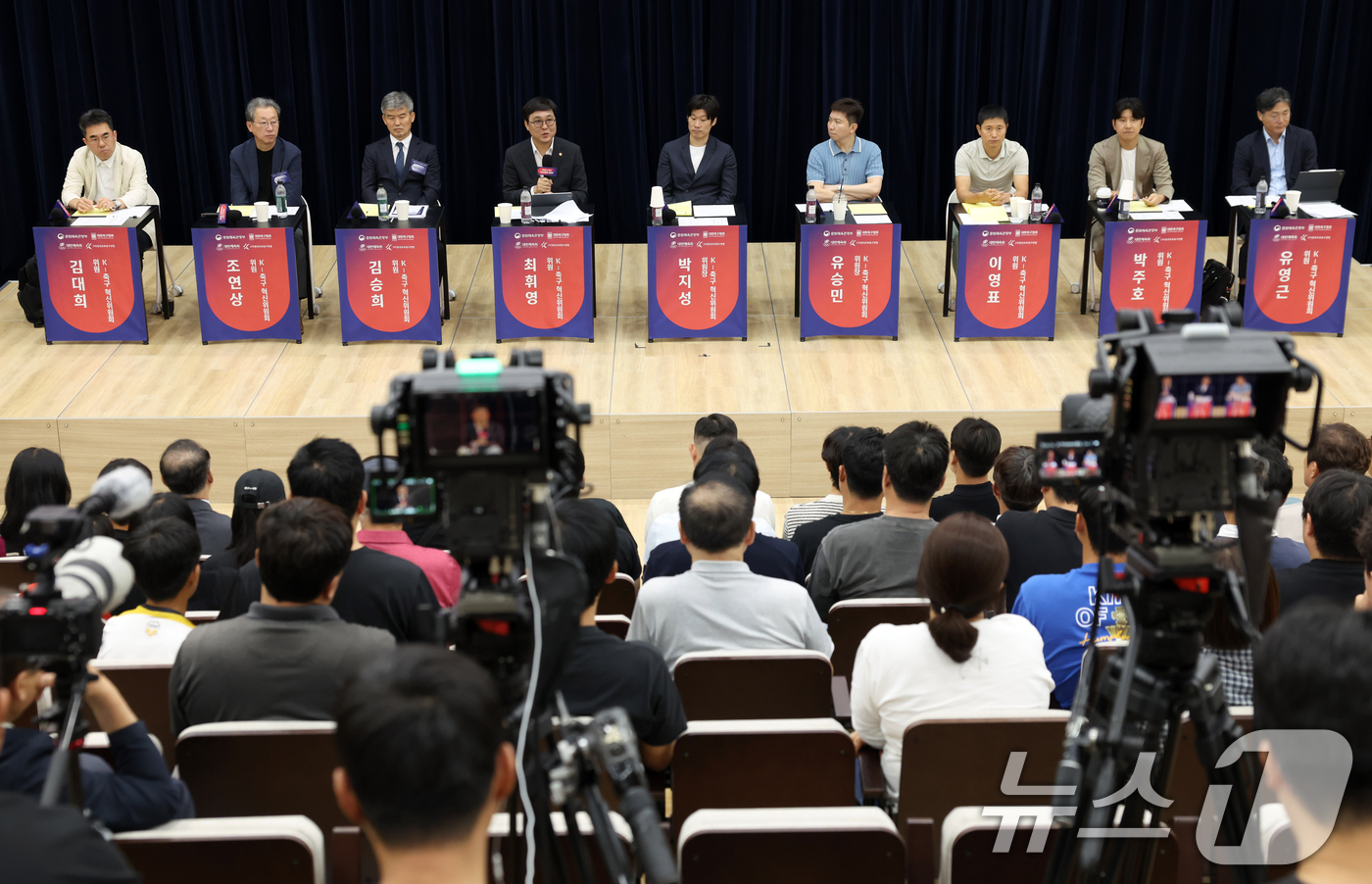 (서울=뉴스1) = 최휘영 문화체육관광부 장관이 19일 충남 천안 코리아풋볼센터에서 열린 케이(K)-축구 혁신위원회 경청회에서 발언하고 있다. (문화체육관광부 제공. 재판매 및 D …
