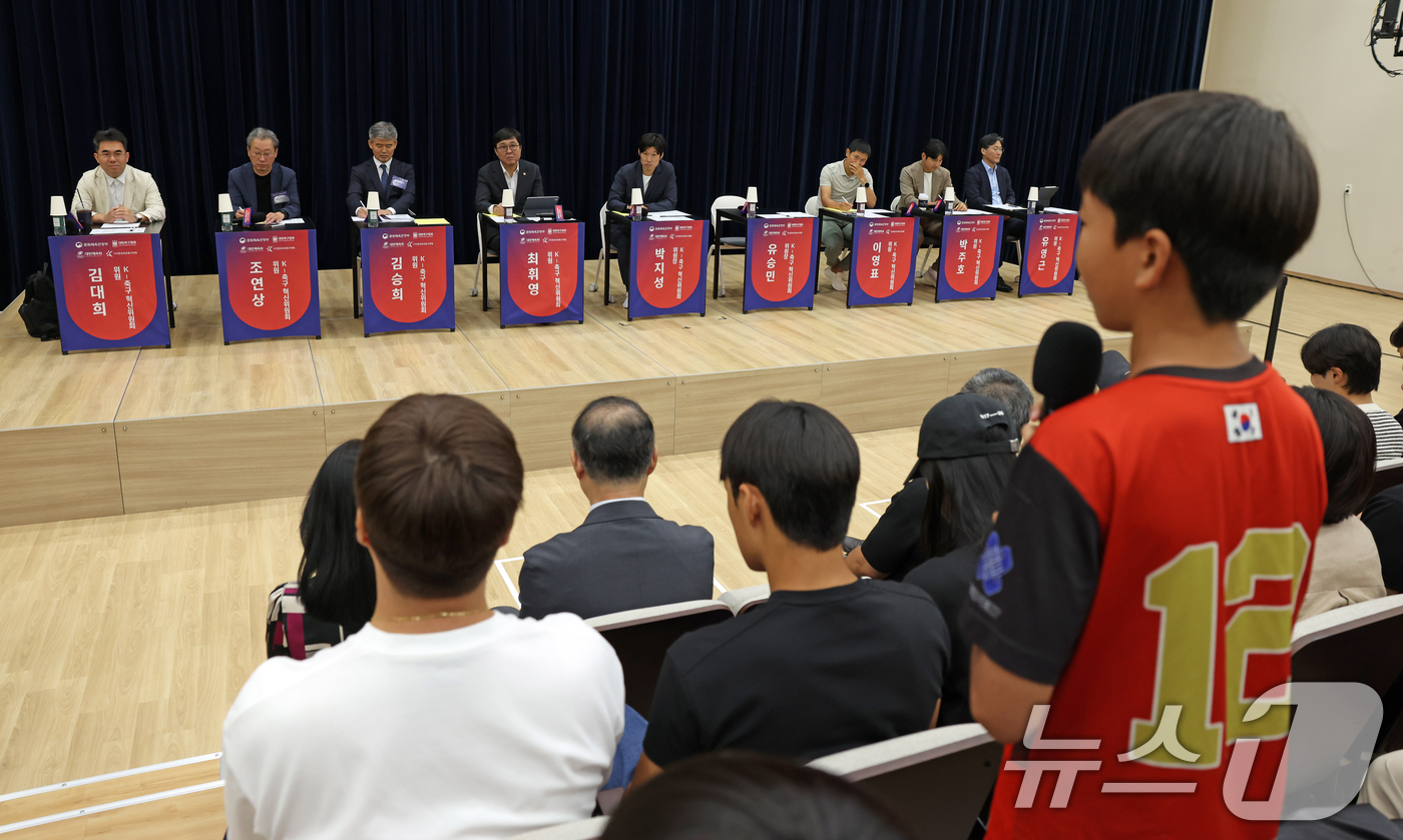 (서울=뉴스1) = 최휘영 문화체육관광부 장관이 19일 충남 천안 코리아풋볼센터에서 열린 케이(K)-축구 혁신위원회 경청회에서 유소년 축구선수의 의견을 경청하고 있다. (문화체육관 …
