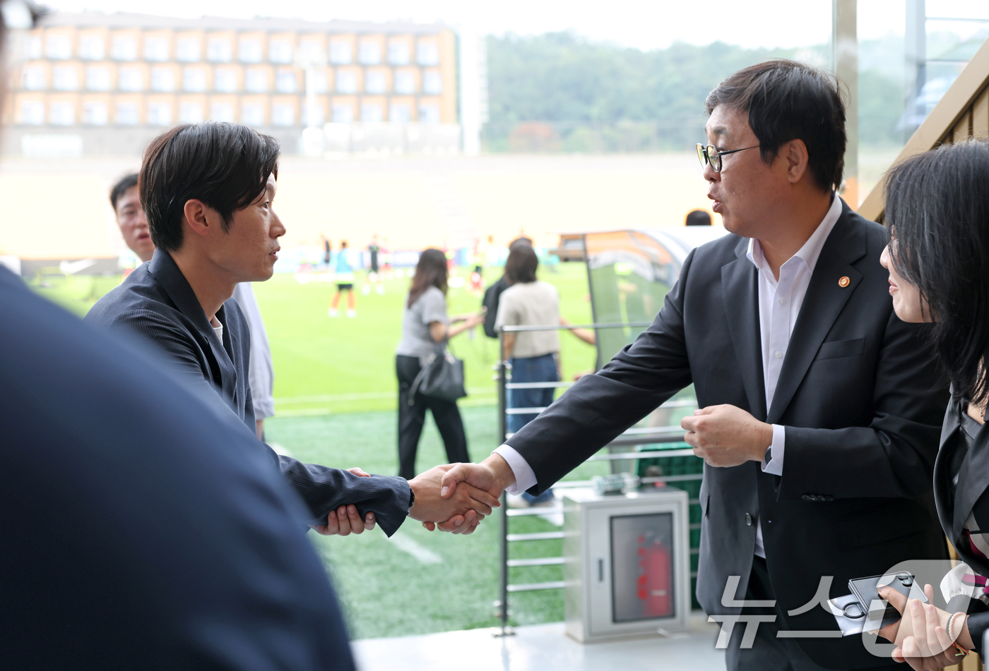(서울=뉴스1) = 최휘영 문화체육관광부 장관이 19일 충남 천안 코리아풋볼센터에서 열린 케이(K)-축구 혁신위원회 경청회를 마치고 박지성 케이(K)-축구 혁신위원회 공동위원장과 …
