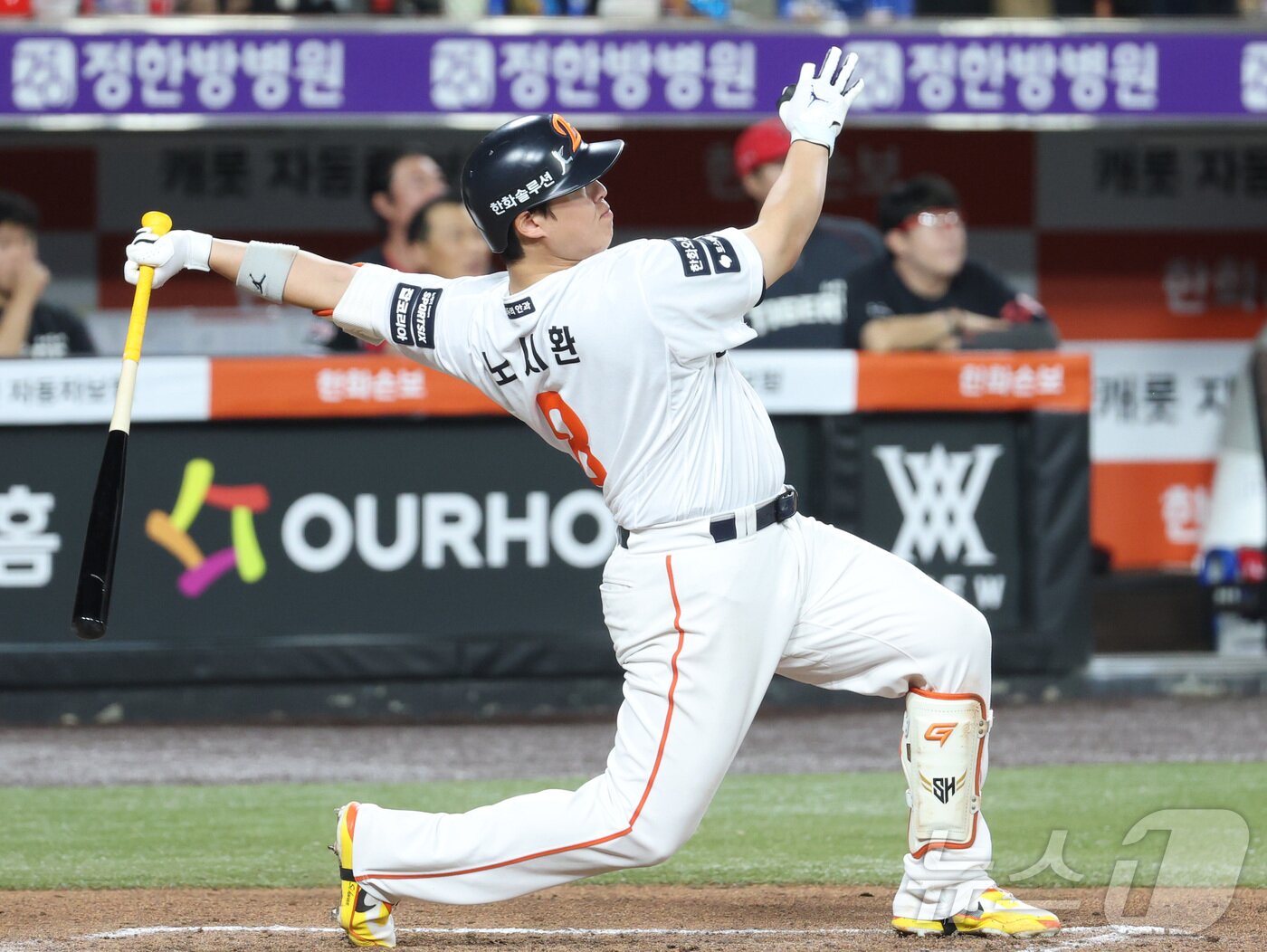 본문 이미지 - 19일 대전 한화생명볼파크에서 열린 2026 신한 SOL KBO리그 기아 타이거즈와 한화 이글스의 경기에서 한화 노시환이 7회말 동점 2점 홈런을 치고 있다. 2026.8.19 ⓒ 뉴스1 김기남 기자