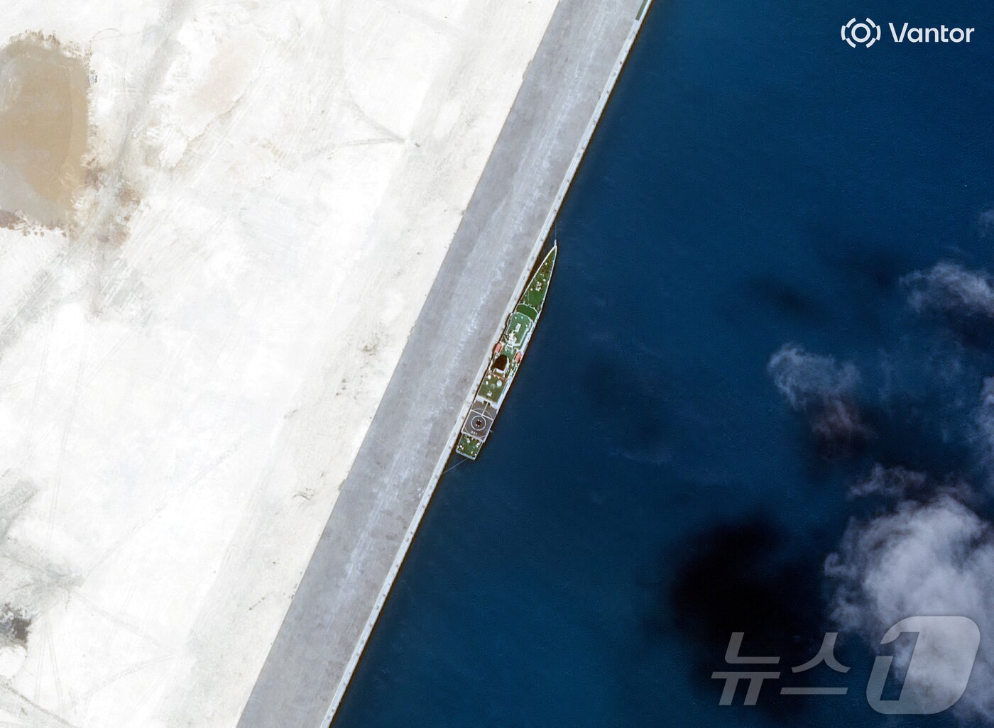본문 이미지 - 남중국해 앤틸로프 암초에 머물고 있는 중국 해경선의 위성 사진. ⓒ 로이터=뉴스1