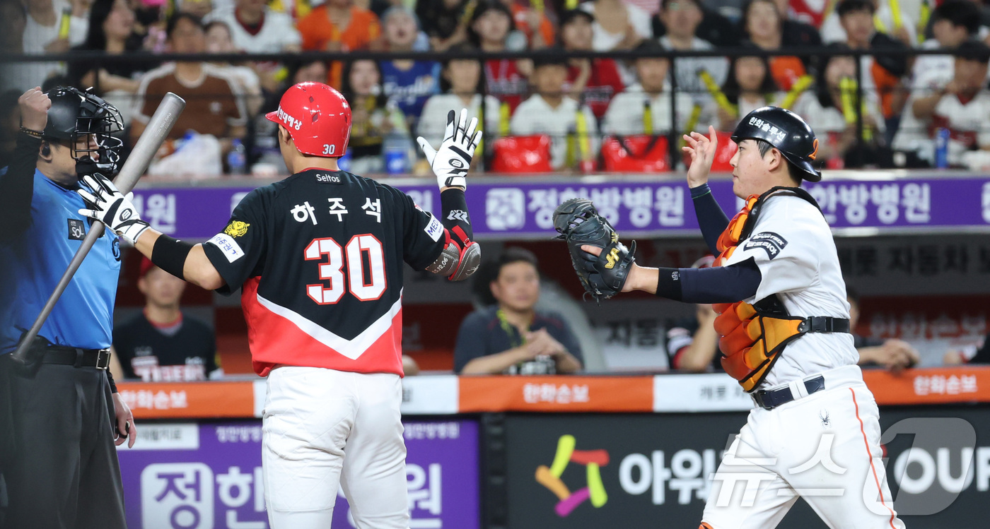 (대전=뉴스1) 김기남 기자 = 19일 대전 한화생명볼파크에서 열린 2026 신한 SOL KBO리그 기아 타이거즈와 한화 이글스의 경기에서 8회초 2사 1,3루에서 기아 하주석이 …