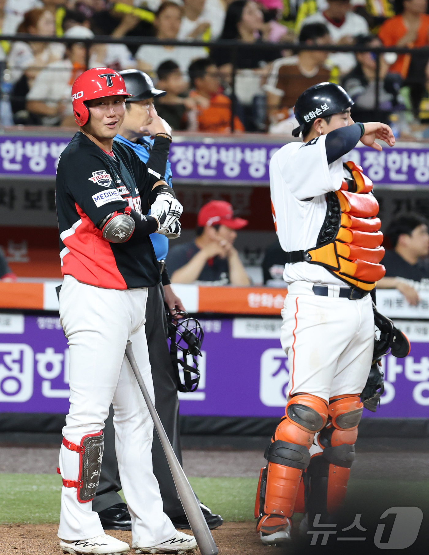 (대전=뉴스1) 김기남 기자 = 19일 대전 한화생명볼파크에서 열린 2026 신한 SOL KBO리그 기아 타이거즈와 한화 이글스의 경기에서 8회초 2사 1,3루에서 기아 하주석이 …