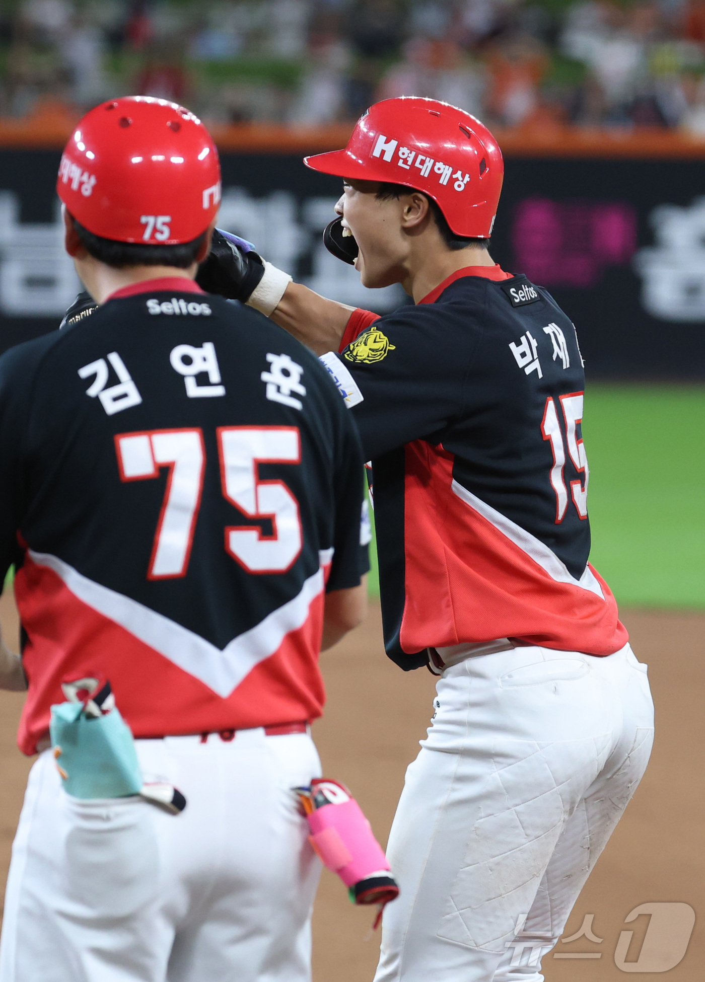 (대전=뉴스1) 김기남 기자 = 19일 대전 한화생명볼파크에서 열린 2026 신한 SOL KBO리그 기아 타이거즈와 한화 이글스의 경기에서 9회초 무사 1,2루에서 기아 박재현이 …