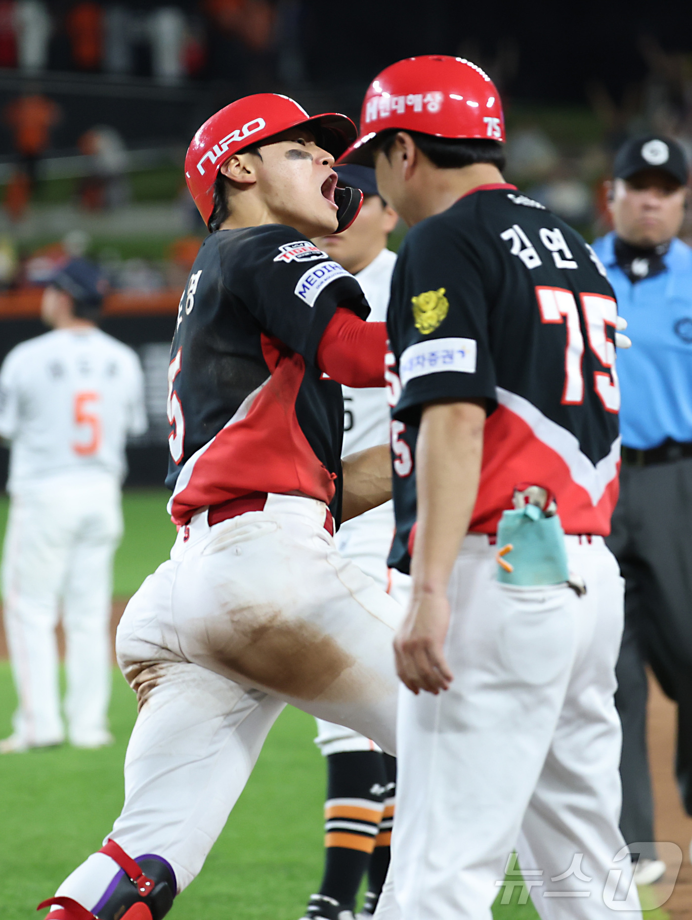 (대전=뉴스1) 김기남 기자 = 19일 대전 한화생명볼파크에서 열린 2026 신한 SOL KBO리그 기아 타이거즈와 한화 이글스의 경기에서 9회초 1사 2,3루에서 기아 김도영이 …