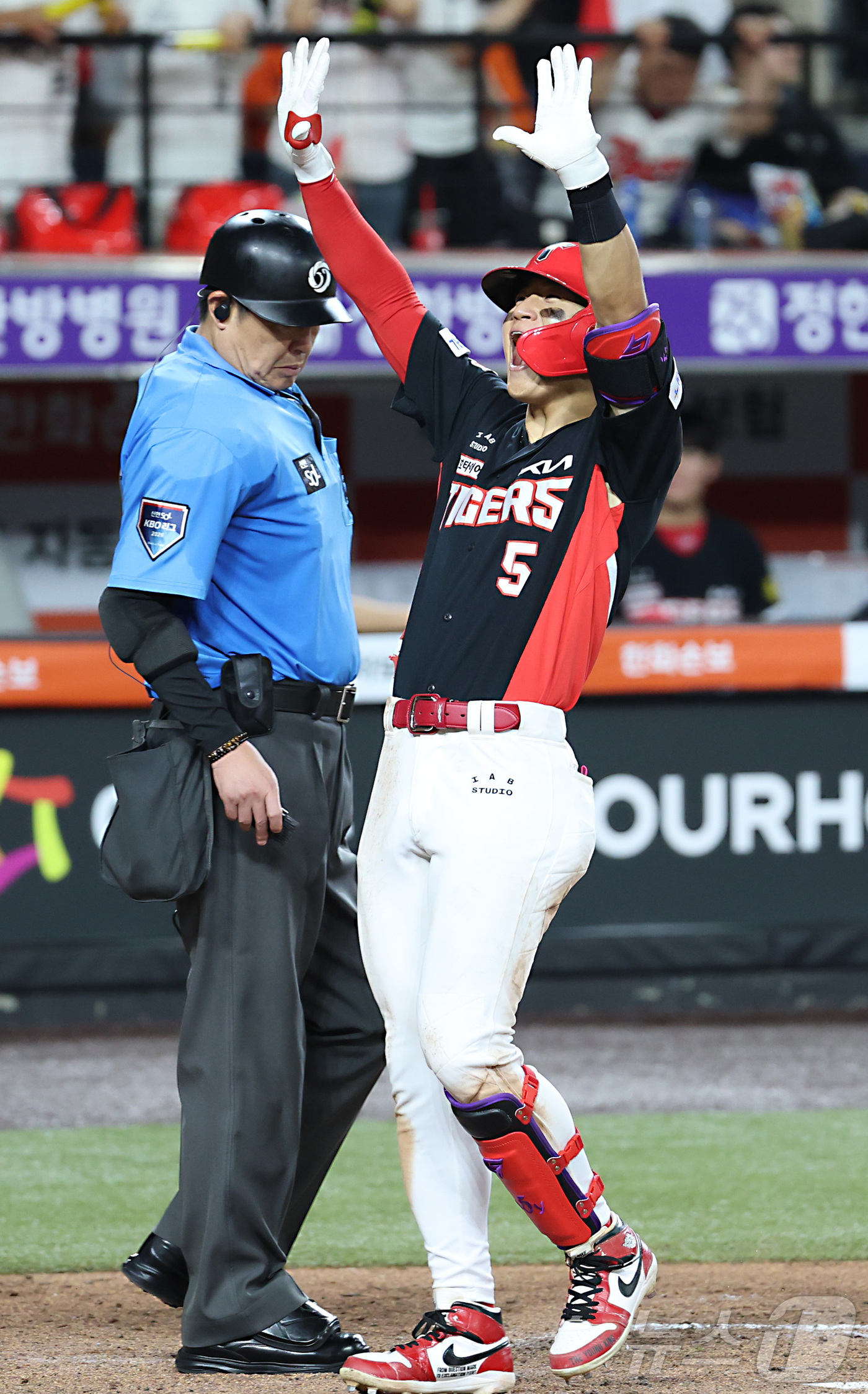 (대전=뉴스1) 김기남 기자 = 19일 대전 한화생명볼파크에서 열린 2026 신한 SOL KBO리그 기아 타이거즈와 한화 이글스의 경기에서 9회초 1사 2,3루에서 기아 김도영이 …