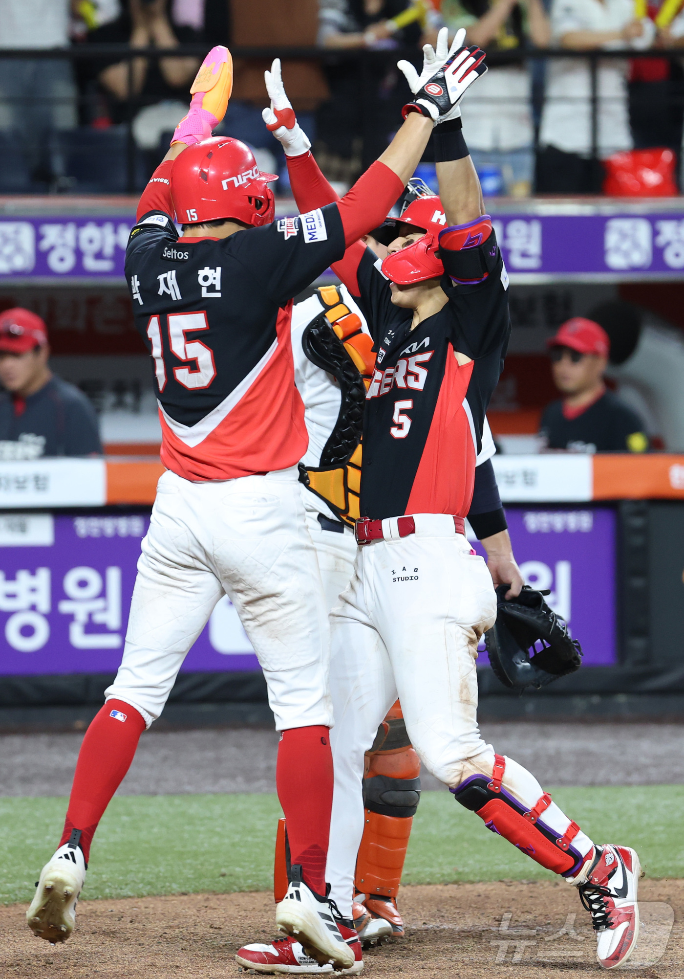 (대전=뉴스1) 김기남 기자 = 19일 대전 한화생명볼파크에서 열린 2026 신한 SOL KBO리그 기아 타이거즈와 한화 이글스의 경기에서 9회초 1사 2,3루에서 기아 김도영이 …