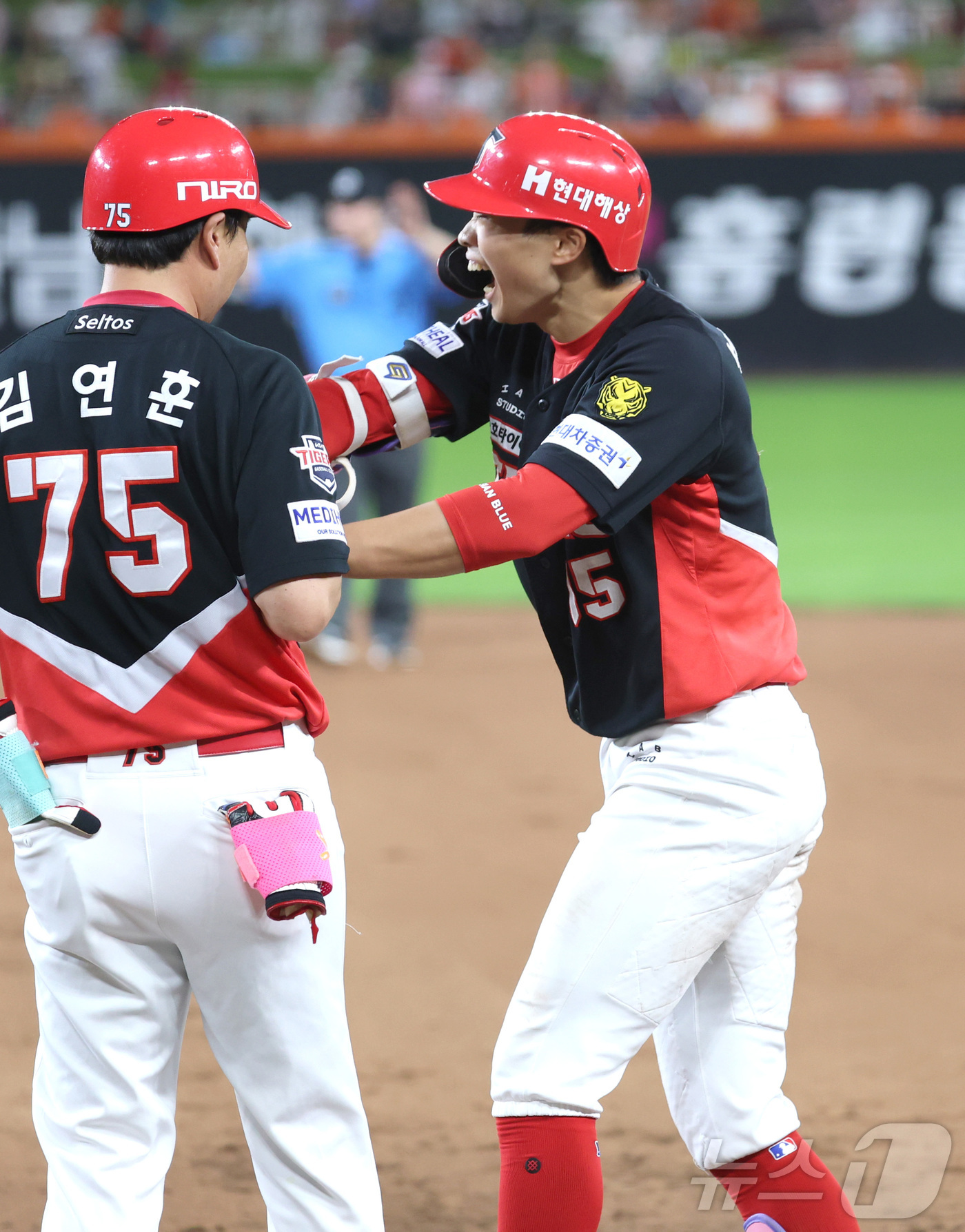 (대전=뉴스1) 김기남 기자 = 19일 대전 한화생명볼파크에서 열린 2026 신한 SOL KBO리그 기아 타이거즈와 한화 이글스의 경기에서 9회초 무사 1,2루에서 기아 박재현이 …