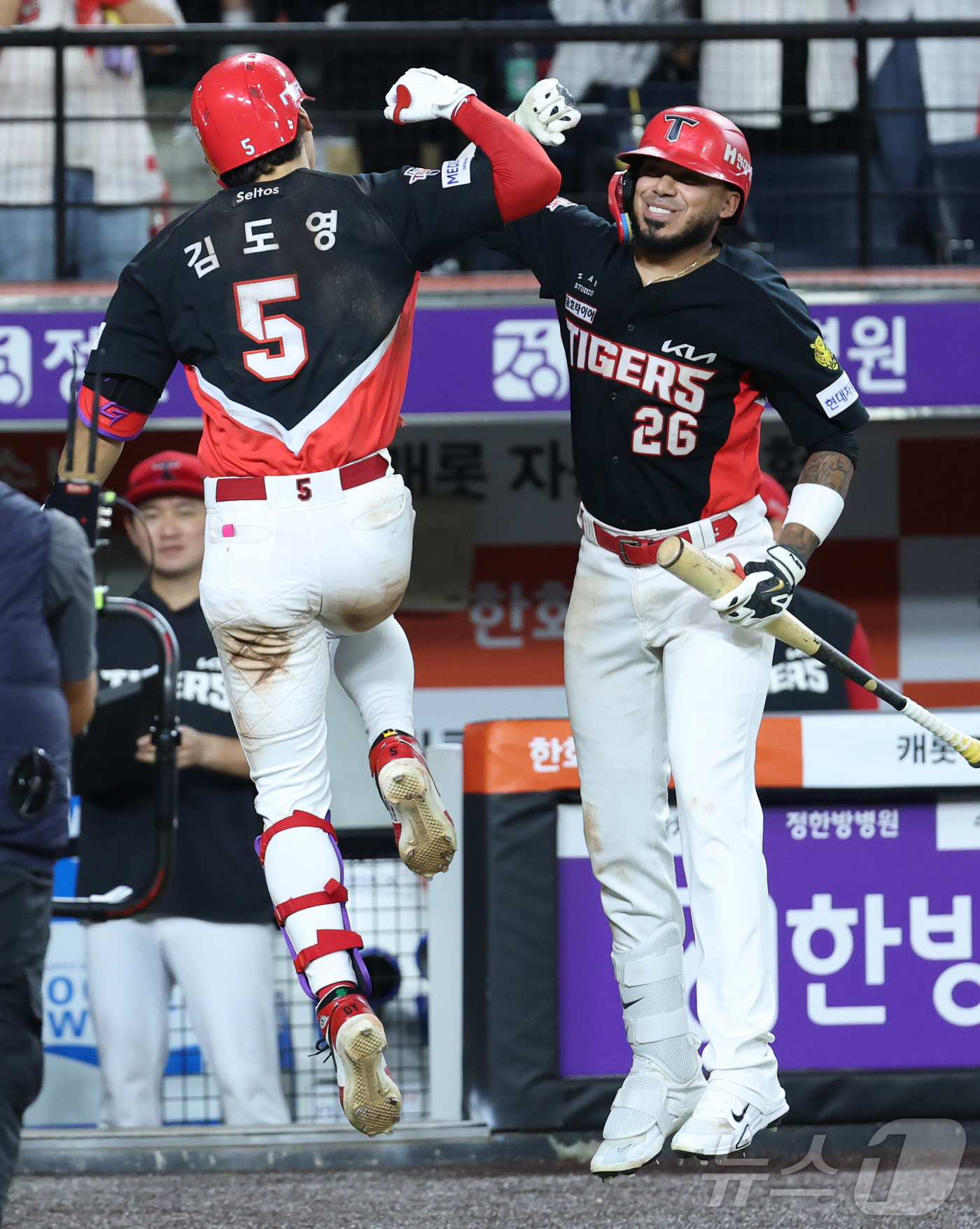 (대전=뉴스1) 김기남 기자 = 19일 대전 한화생명볼파크에서 열린 2026 신한 SOL KBO리그 기아 타이거즈와 한화 이글스의 경기에서 9회초 1사 2,3루에서 기아 김도영이 …