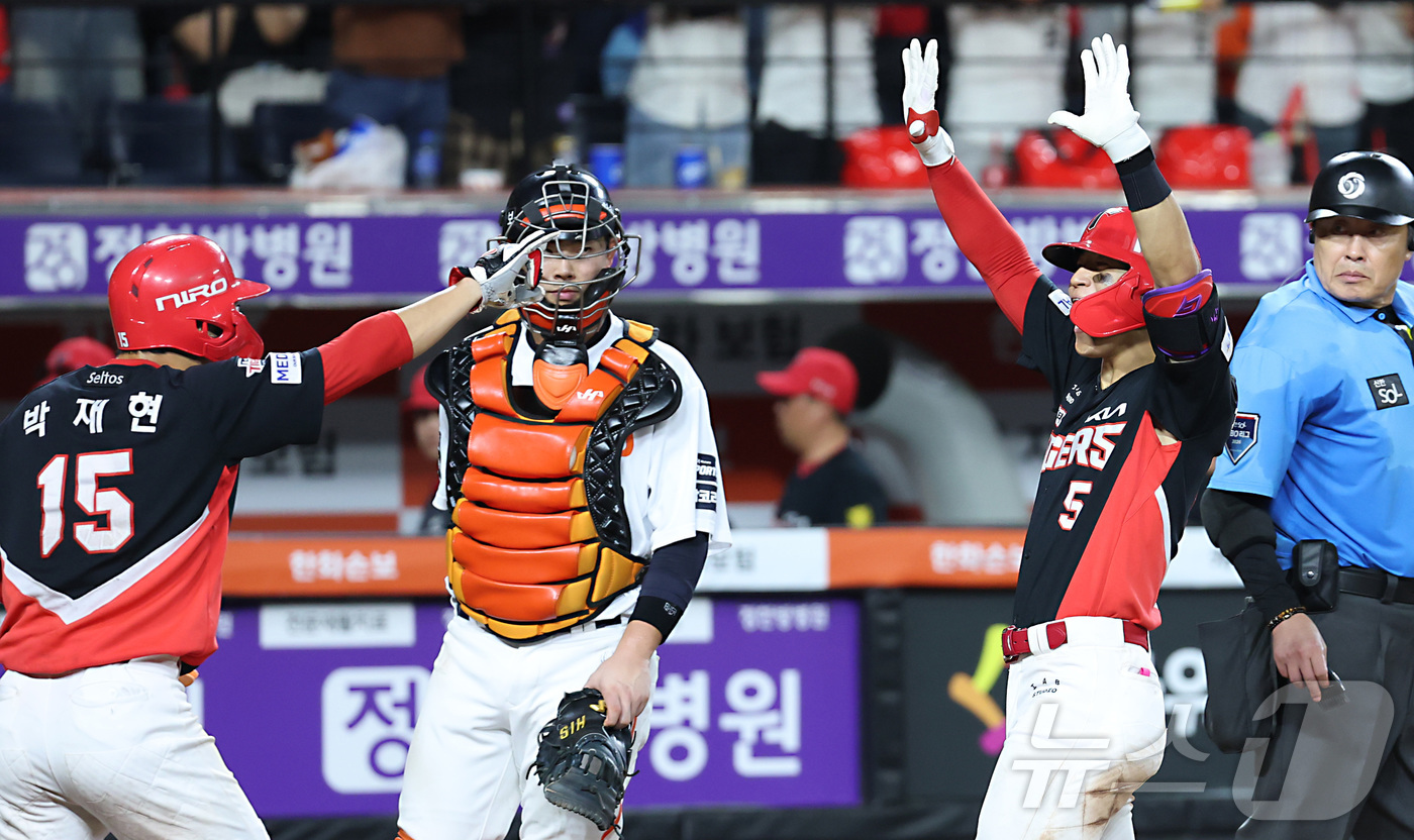 (대전=뉴스1) 김기남 기자 = 19일 대전 한화생명볼파크에서 열린 2026 신한 SOL KBO리그 기아 타이거즈와 한화 이글스의 경기에서 9회초 1사 2,3루에서 기아 김도영이 …