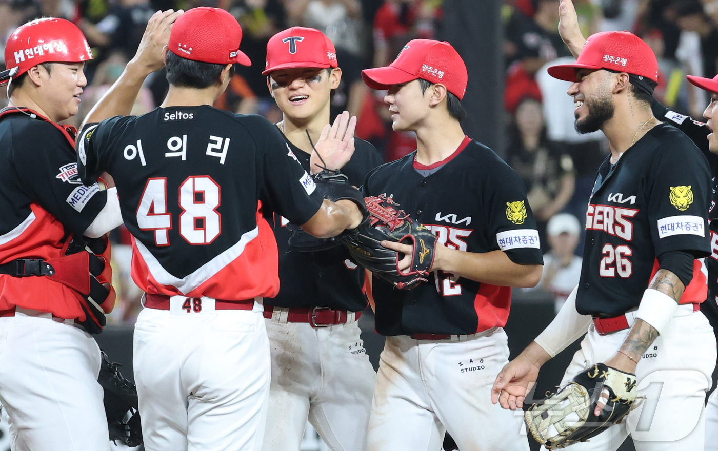 (대전=뉴스1) 김기남 기자 = 19일 대전 한화생명볼파크에서 열린 2026 신한 SOL KBO리그 기아 타이거즈와 한화 이글스의 경기에서 기아가 4연승을 거두며 기뻐하고 있다. …