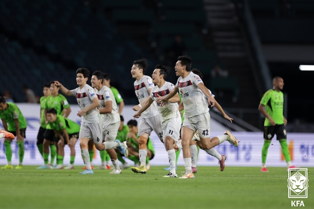 본문 이미지 - 당진시민축구단이 19일 전주월드컵경기장에서 열린 전북 현대와 2026-27 하나은행 코리아컵 16강전 승리 후 기뻐하고 있다. (대한축구협회 제공)