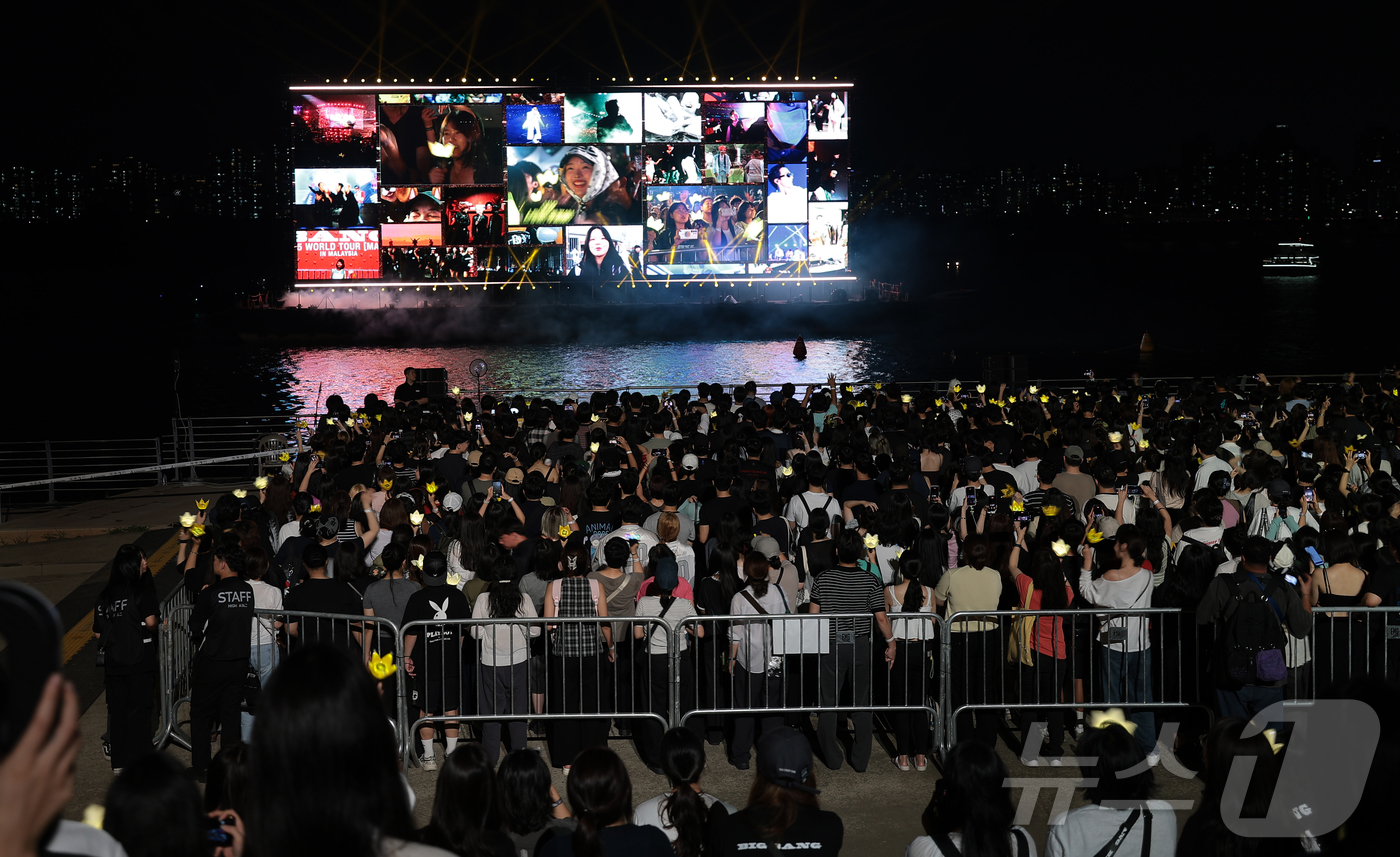(서울=뉴스1) 권현진 기자 = 19일 서울 영등포구 여의도 한강공원 물빛무대에서 열린 '쿠팡플레이와 함께하는 빅뱅 20주년 X 한강 콜라보레이션' 행사에서 빅뱅 음악과 함께 미디 …