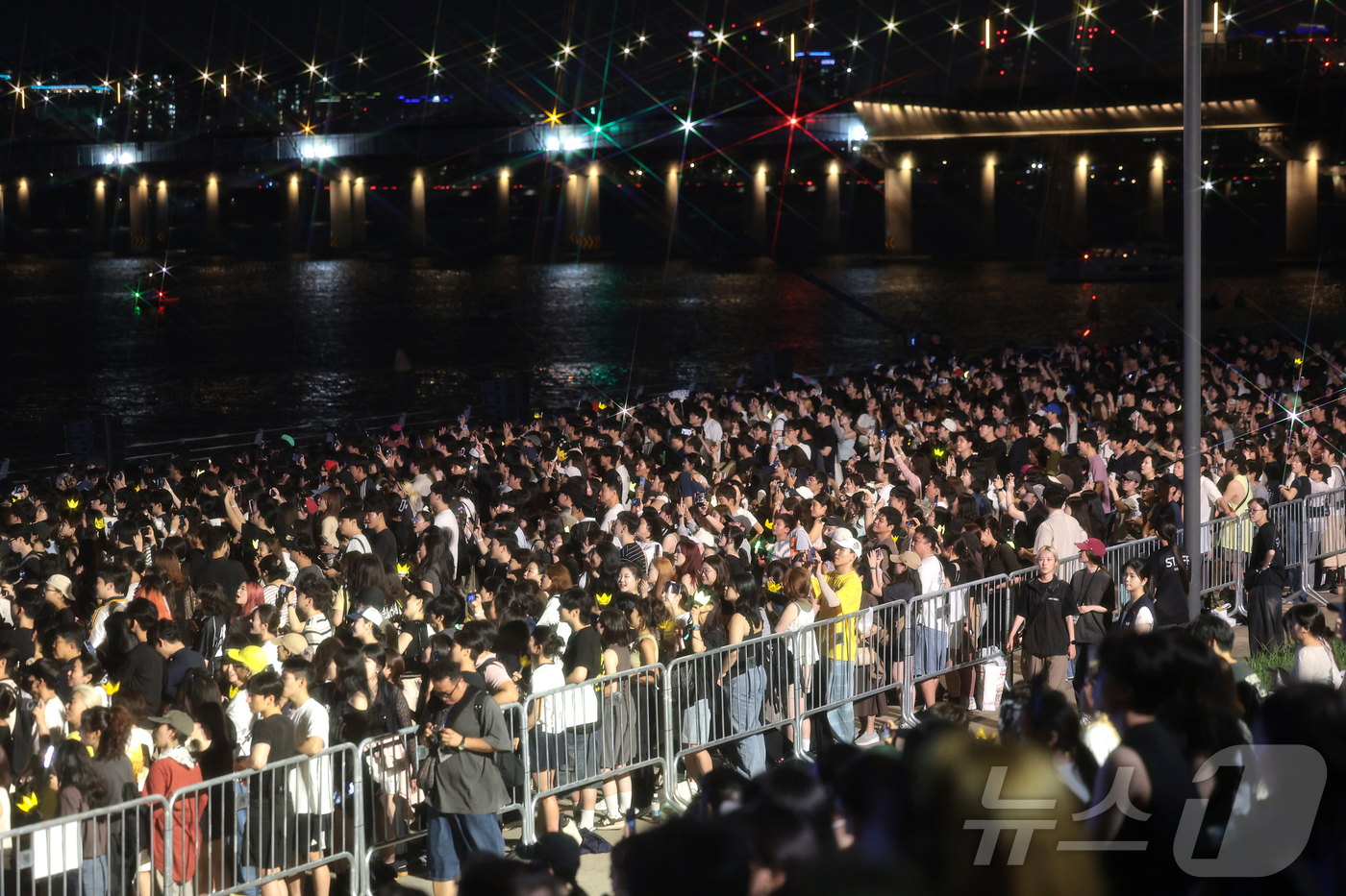 (서울=뉴스1) 권현진 기자 = 19일 서울 영등포구 여의도 한강공원 물빛무대에서 열린 '쿠팡플레이와 함께하는 빅뱅 20주년 X 한강 콜라보레이션' 행사에서 V.I.P(빅뱅 팬덤명 …