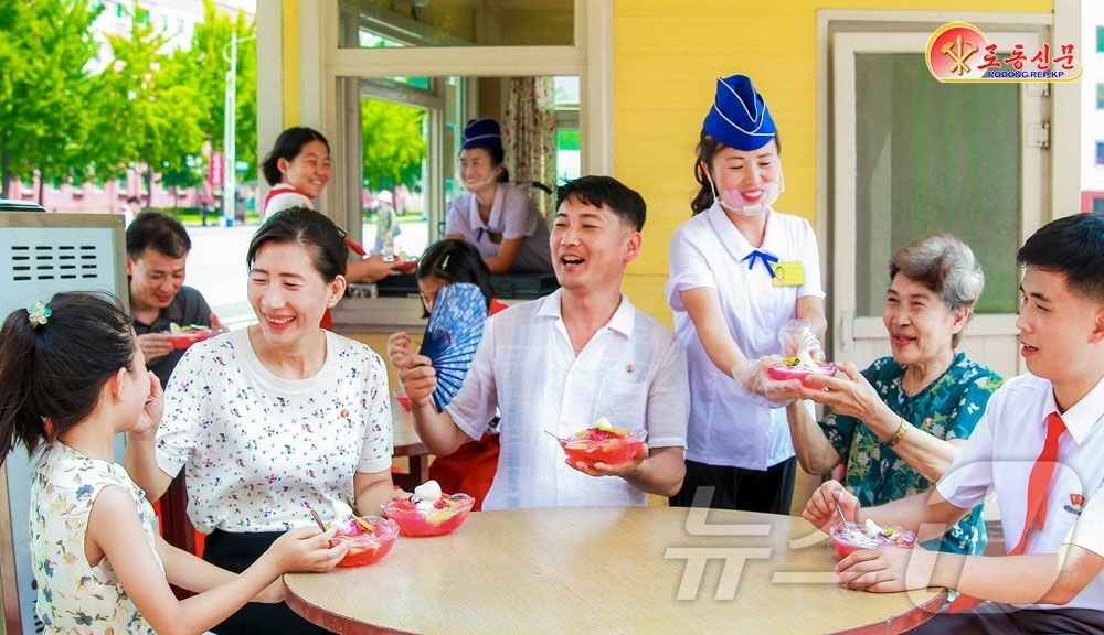 (평양 노동신문=뉴스1) = 북한 노동당 기관지 노동신문은 2일 "무더운 날씨가 계속되고 있는 요즘 수도의 빙수매대들이 많은 사람들로 흥성이고 있다"라고 전했다. [국내에서만 사용 …