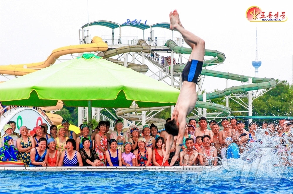 (평양 노동신문=뉴스1) = 북한 노동당 기관지 노동신문은 2일 문수물놀이장을 찾은 시민들로 연일 북적이고 있다며 여름철 물놀이를 즐기는 주민들의 모습을 소개했다. [국내에서만 사 …